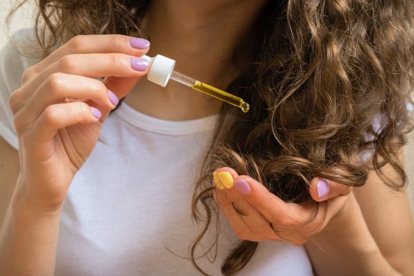 vrouw doet kosnootolie op haar 